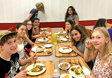 Studenti della scuola di francese Accord pranzano al campus Saint Nicolas a Parigi