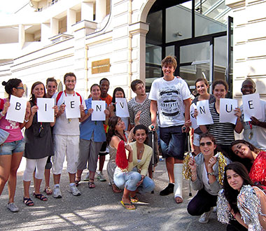 Studenti della scuola di francese Accord davanti al campus Saint Nicolas a Parigi