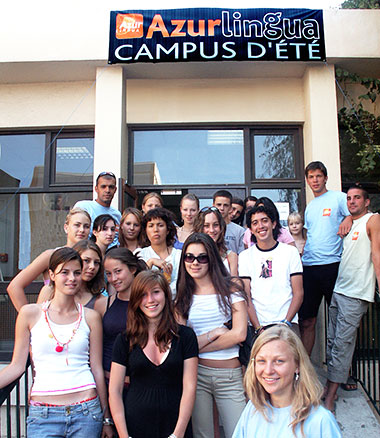 Studenti e animatori davanti al campus a Nizza - soggiorni studio scuola di francese Azurlingua