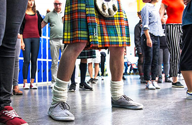 Studenti si cimentano nelle danze scozzesi - Scuola Basil Paterson a Edimburgo