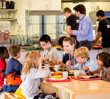 bambini e tutor a pranzo nel college - Bede's Summer School