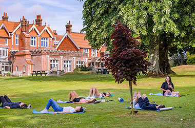 yoga a Dicker College - Bede's Summer School