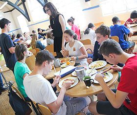 studenti a pranzo nel residence della scuola OISE a Newbury