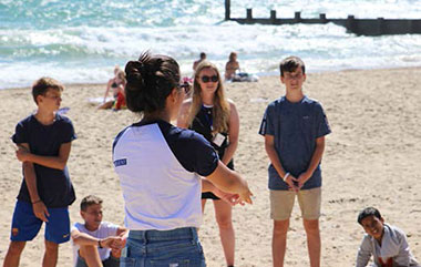 Studenti OISE sulla spiaggia a Bournemouth