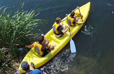 studenti in canoa - escursione scuola OISE a sSgovia