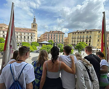 studenti della scuola OISE a Segovia durante una escursione