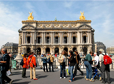 Parigi, studenti in visita all'Opera