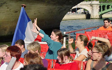 Studenti della scuola Accord Paris sulla Senna