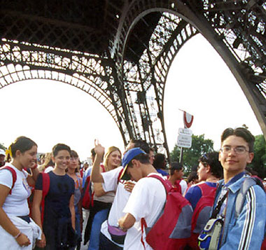Studenti della scuola Accord di Parigi in visita alla torre Eiffel
