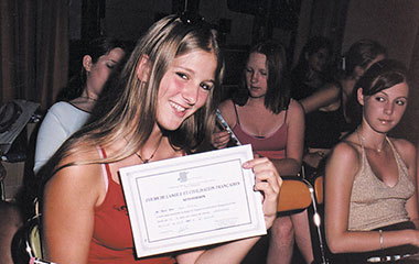Studentessa della scuola Accord di Parigi con il diploma