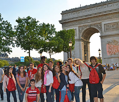 Sudenti della scuola Accord davanti all'Arco di Trionfo a Parigi