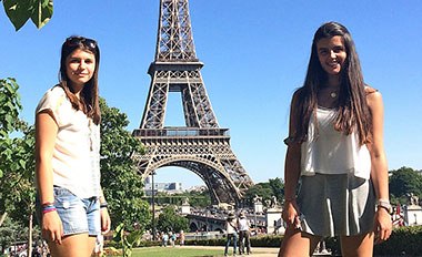 Due studentesse davanti alla Tour Eiffel - Scuola di francese Accord Parigi