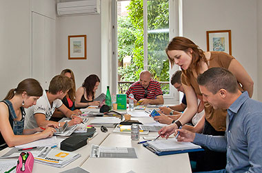 Una classe di studenti adulti nella scuola di francese Azurlingua a Nizza