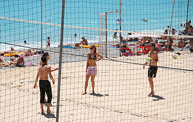 Studenti della scuola Azurlingua a Nizza giocano a pallavolo sulla spiaggia