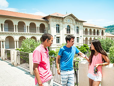 Studenti nel campus Carnot a Cannes