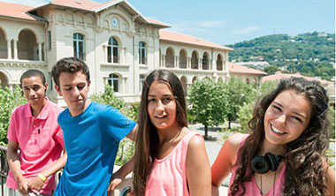 Studenti adolescenti davanti al campus Carnot a Cannes