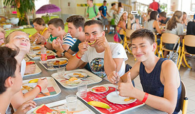 Studenti della scuola CIA pranzano alla mensa del campus ad Antibes