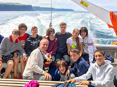 Scuola di inglese Apollo in Irlanda, studenti in barca durante un'escursione