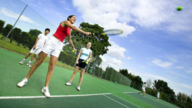 studenti giocano a tennis a Lancing college