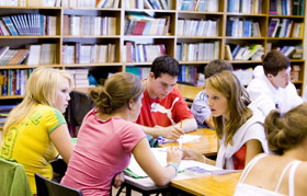studenti in biblioteca a Lancing college
