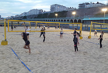 beach volley a brighton - bede's summer school