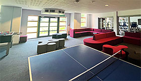 Royal Russell college Londra, area relax con ping pong e calciobalilla