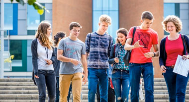 studenti da 15 a 20 anni a Brighton nel campus dell'Università del Sussex