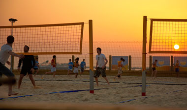 Studenti giocano a beach volley sulla spiaggia di Brighton
