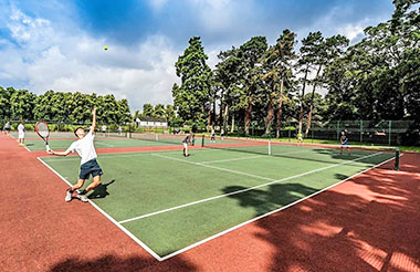 british summer school, studenti giocano a tennis nel college