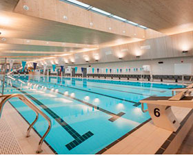 british summer school, la piscina dei college di oundle in nghilterra