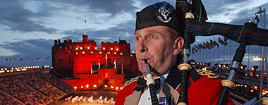 Tradizioni scozzesi, Edinburgh Military Tattoo sullo sfondo del Castello di Edimburgo