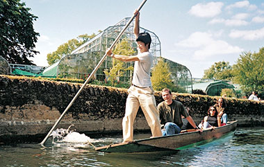 Studenti della scuola Oxford English Centre si cimentano nel punting sul fiume ad Oxford
