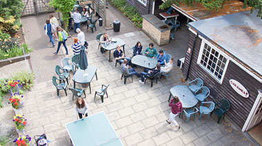 Bar e giardino della scuola di inglese Oxford English Centre
