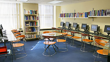 La biblioteca e area studio della scuola OISE a Boston