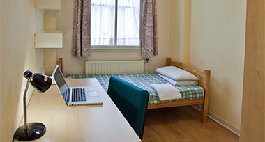 La camera singola di una residenza universitaria a Londra