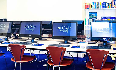 Computer nella scuola di inglese OISE a Londra