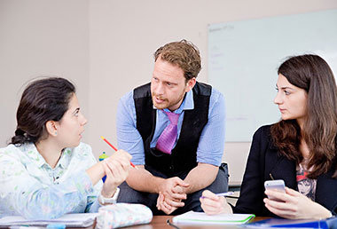 Insegnante madrelingua inglese con due studentesse alla scuola Regent di Cambridge