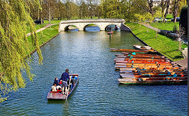 Una veduta di Cambridge, punting sul fiume
