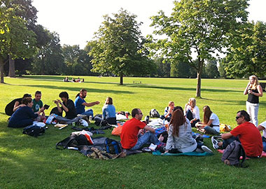 Tti School of English; picnic in un parco di londra durante la pausa pranzo