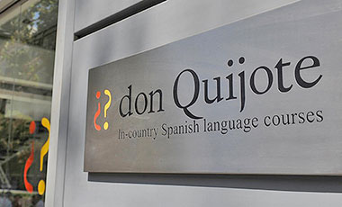 Insegna della scuola di spagnolo don Quijote a Barcellona