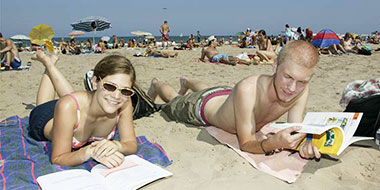 studenti si rilassano in spiaggia dopo il corso di spagnolo