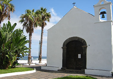 Una chiesa con la tipica architettura delle isole Canarie