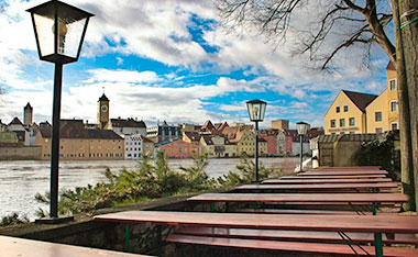 Una veduta di Regensburg, birreria sul fiume