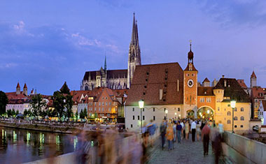 Una veduta notturna della vivace città di Regensburg