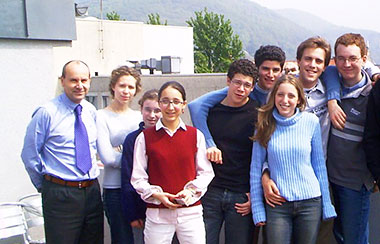studenti alla scuola OISE Heidelberg con il fondatore di OISE Till Gins