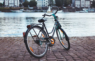 Heidelberg, una bicicletta sulle sponde del fiume Neckar